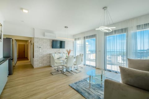 TV and multimedia, Living room, Dining area, Evening entertainment, air conditioner