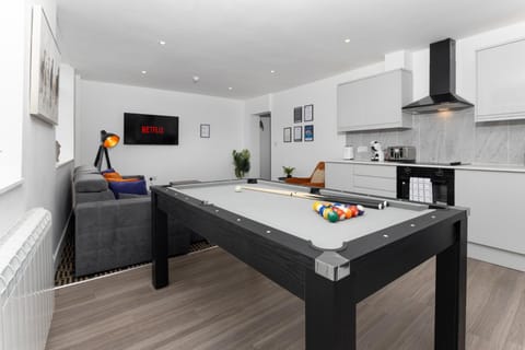 Billiard, Dining area