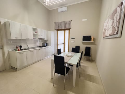 Kitchen or kitchenette, Living room, Seating area, Dining area, stove