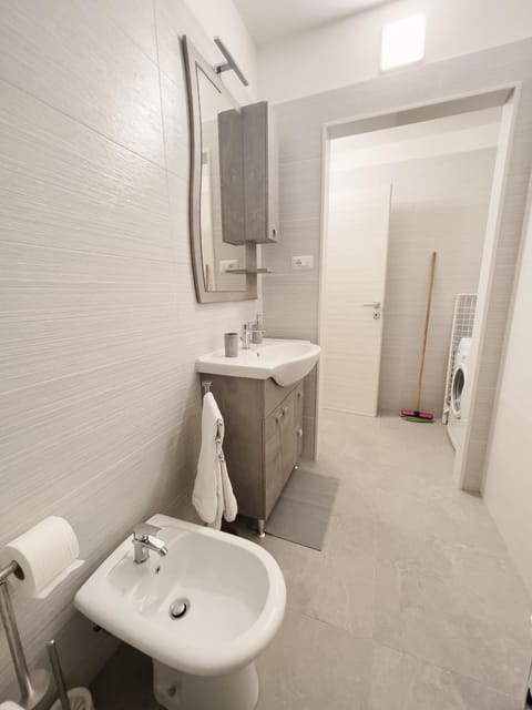 Shower, Toilet, Bathroom, towels