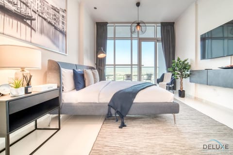 Property building, Bed, TV and multimedia, Living room, Photo of the whole room, Seating area, Bedroom