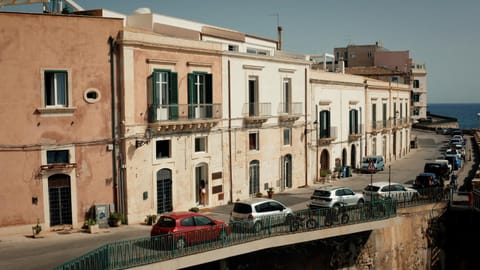 Property building, Facade/entrance, Off site