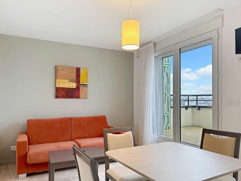 TV and multimedia, Seating area, Dining area