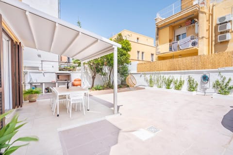 Property building, Patio, Balcony/Terrace, Dining area