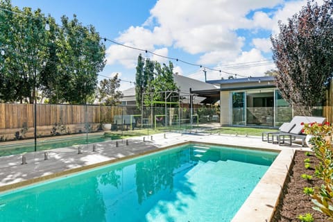 Garden view, Pool view, Swimming pool, sunbed