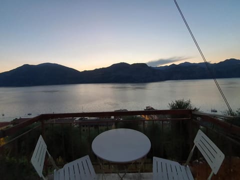 Balcony/Terrace, Lake view, Mountain view, Sunset, heating, internet, pet friendly