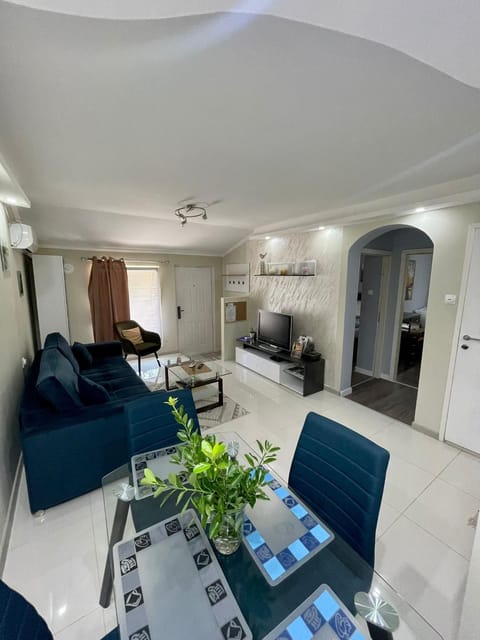 TV and multimedia, Kitchen or kitchenette, Living room, Seating area, Dining area