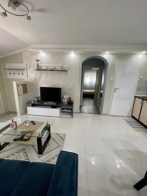 Communal lounge/ TV room, TV and multimedia, Kitchen or kitchenette, Living room, Seating area, Evening entertainment