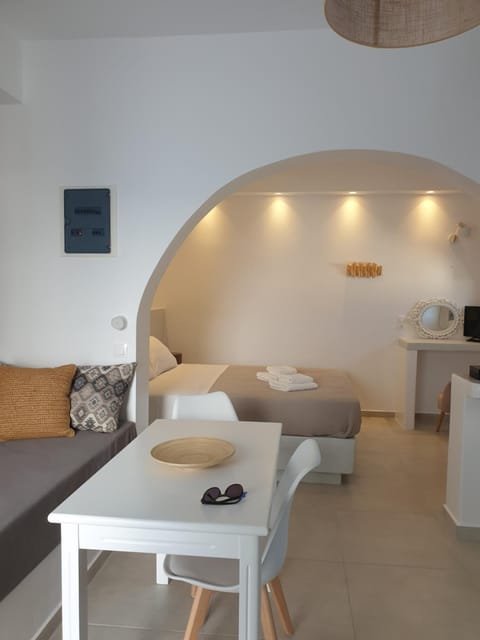 Bed, Living room, Photo of the whole room, Seating area, Dining area, Bedroom