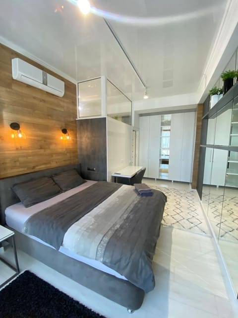 Photo of the whole room, Bedroom, towels