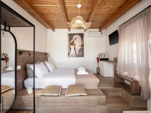 Bed, TV and multimedia, Seating area, Bedroom