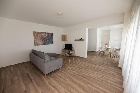 TV and multimedia, Seating area, Dining area