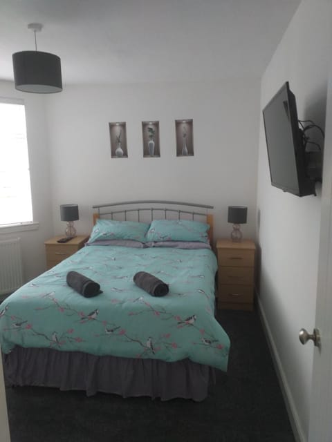 Bed, TV and multimedia, Bedroom, wardrobe