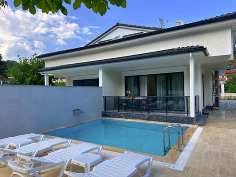 Property building, Patio, Day, Pool view, Swimming pool, Swimming pool, sunbed