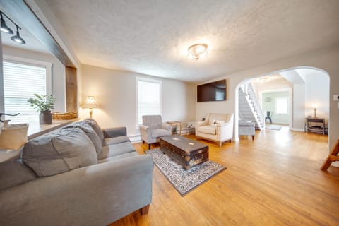 Historical Magnesia Springs Home, Near Kayaking! House in Lake Erie