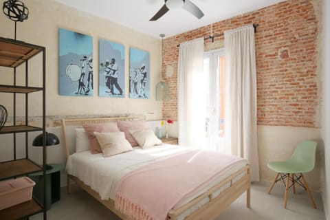 Bed, Photo of the whole room, Bedroom, fireplace