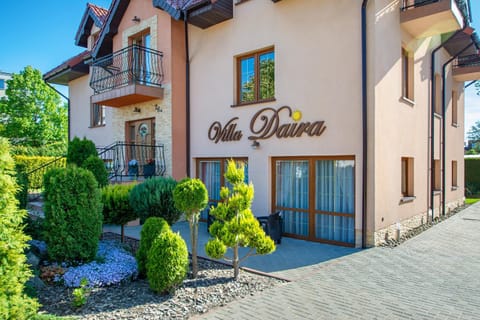 Property building, Facade/entrance, Property logo or sign, Garden, Balcony/Terrace, Garden view, Parking