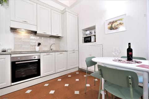Kitchen or kitchenette, Dining area, dishwasher, minibar, pet friendly, stove
