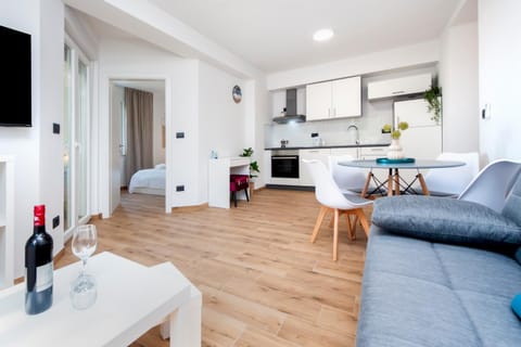 TV and multimedia, Kitchen or kitchenette, Living room, Seating area, Dining area
