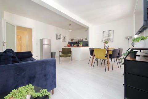 Kitchen or kitchenette, Living room, Seating area, Dining area, stove