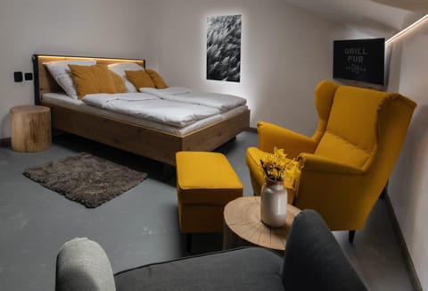 Bed, Seating area