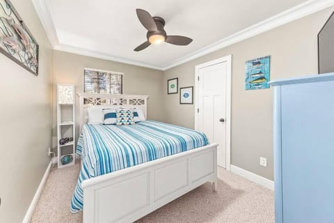 Bed, Photo of the whole room, Bedroom, fireplace