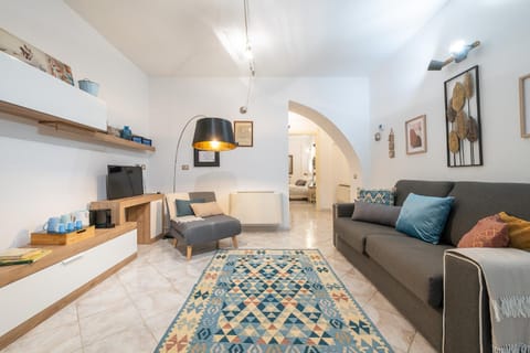Communal lounge/ TV room, Bed, TV and multimedia, Living room, Seating area, Evening entertainment, safe