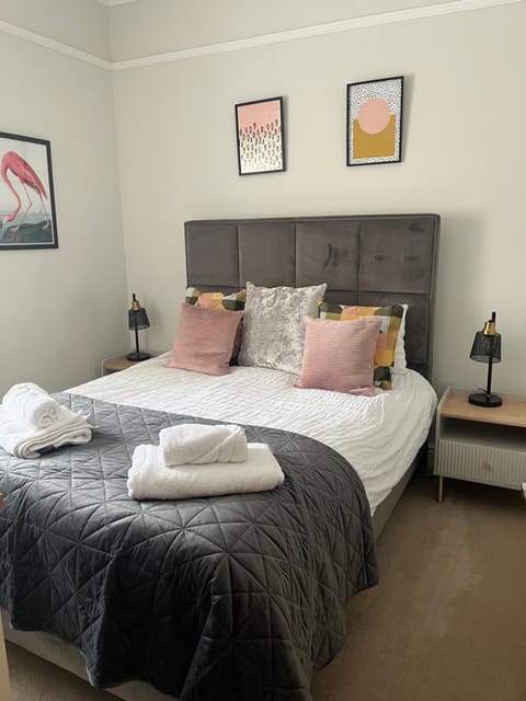 Stylish Central Apartment with Parking & Lift Apartment in Bury Saint Edmunds