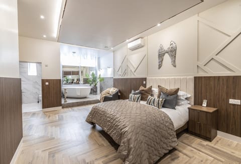 Bed, Photo of the whole room, Bedroom