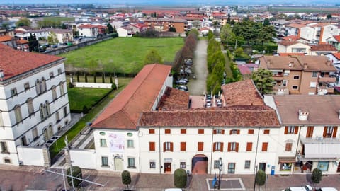 Property building, Natural landscape, Bird's eye view, Street view, Location, Parking