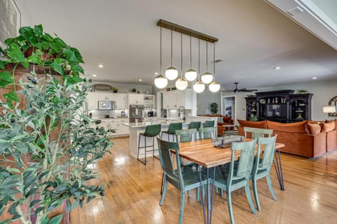 Spacious Getaway By Wolf Pen Gap 15 Acres and Pool! Apartment in Arkansas