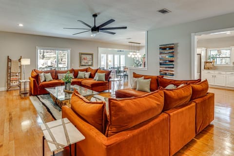 Spacious Getaway By Wolf Pen Gap 15 Acres and Pool! Apartment in Arkansas