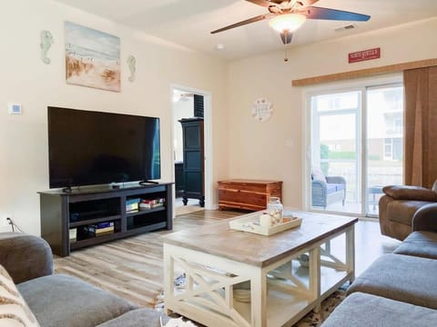 Lakefront at Barefoot Resort w Massive Waterfront Pool Close to Beach House in North Myrtle Beach