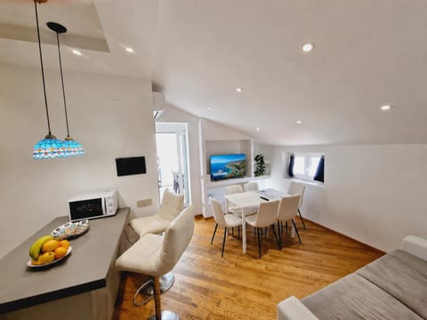 Communal lounge/ TV room, TV and multimedia, Kitchen or kitchenette, Living room, Food and drinks, Seating area, Dining area, Evening entertainment, Food