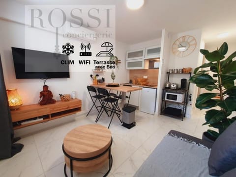 Kitchen or kitchenette, Living room, Seating area, Dining area