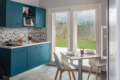 Kitchen or kitchenette, Dining area, minibar, stove
