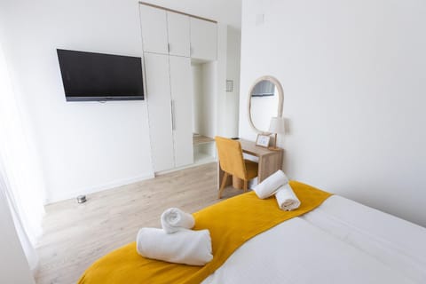 Bed, TV and multimedia, Photo of the whole room, towels
