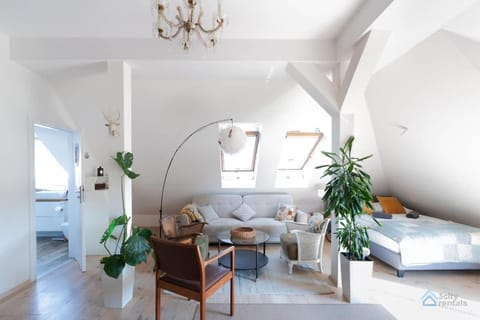 Bed, Living room, Photo of the whole room, Seating area