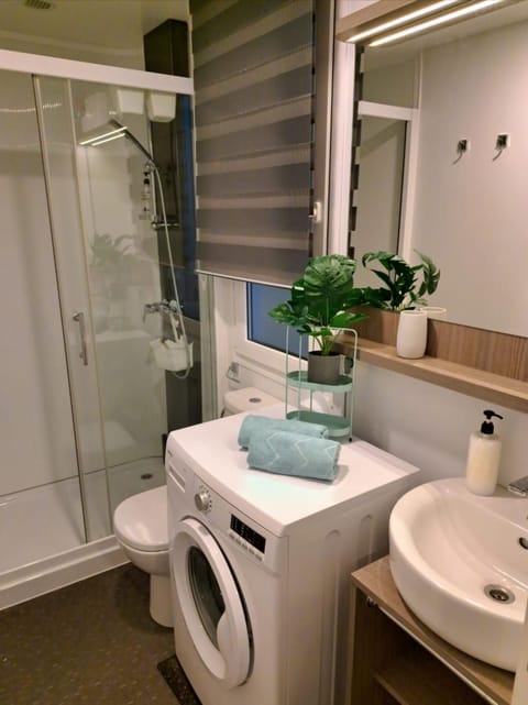 Shower, Toilet, Bathroom, towels, washing machine