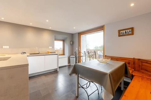 Kitchen or kitchenette, Seating area, Dining area, stove