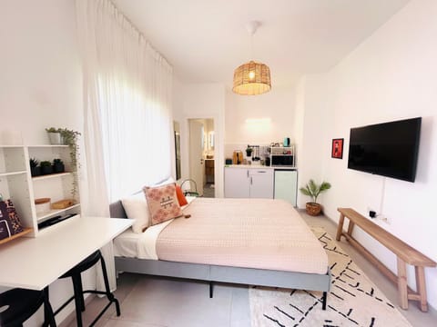 Bed, TV and multimedia, Kitchen or kitchenette, Bedroom