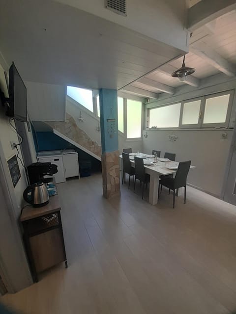 TV and multimedia, Kitchen or kitchenette, Living room, Dining area, air conditioner