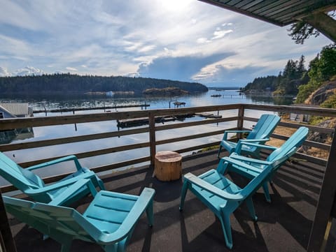 Jade Resort-Oceanfront Suites in Gowlland Harbour Apartment in Campbell River