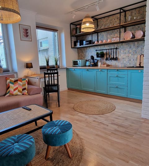 Coffee/tea facilities, Kitchen or kitchenette, Living room, Seating area, Dining area