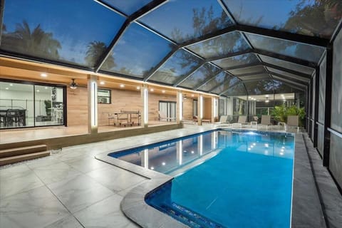 VillaKoBo Heated Pool Spa Bar Tennis Golf House in Golden Glades