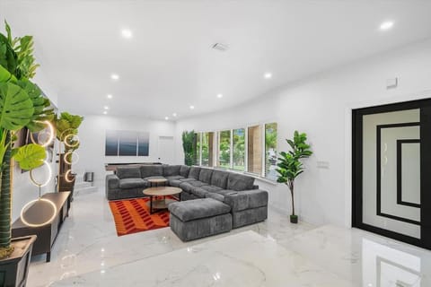 VillaKoBo Heated Pool Spa Bar Tennis Golf House in Golden Glades