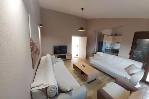 Communal lounge/ TV room, Bed, TV and multimedia, Living room, Photo of the whole room, Seating area, Evening entertainment, Bedroom