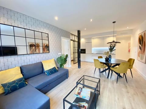 TV and multimedia, Living room, Seating area, Dining area