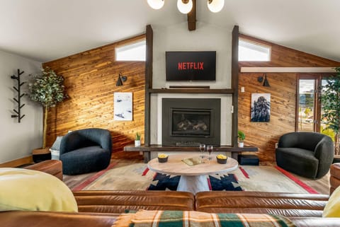 TV and multimedia, Living room, Seating area, fireplace