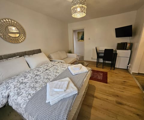 Bed, TV and multimedia, Living room, Bedroom, towels